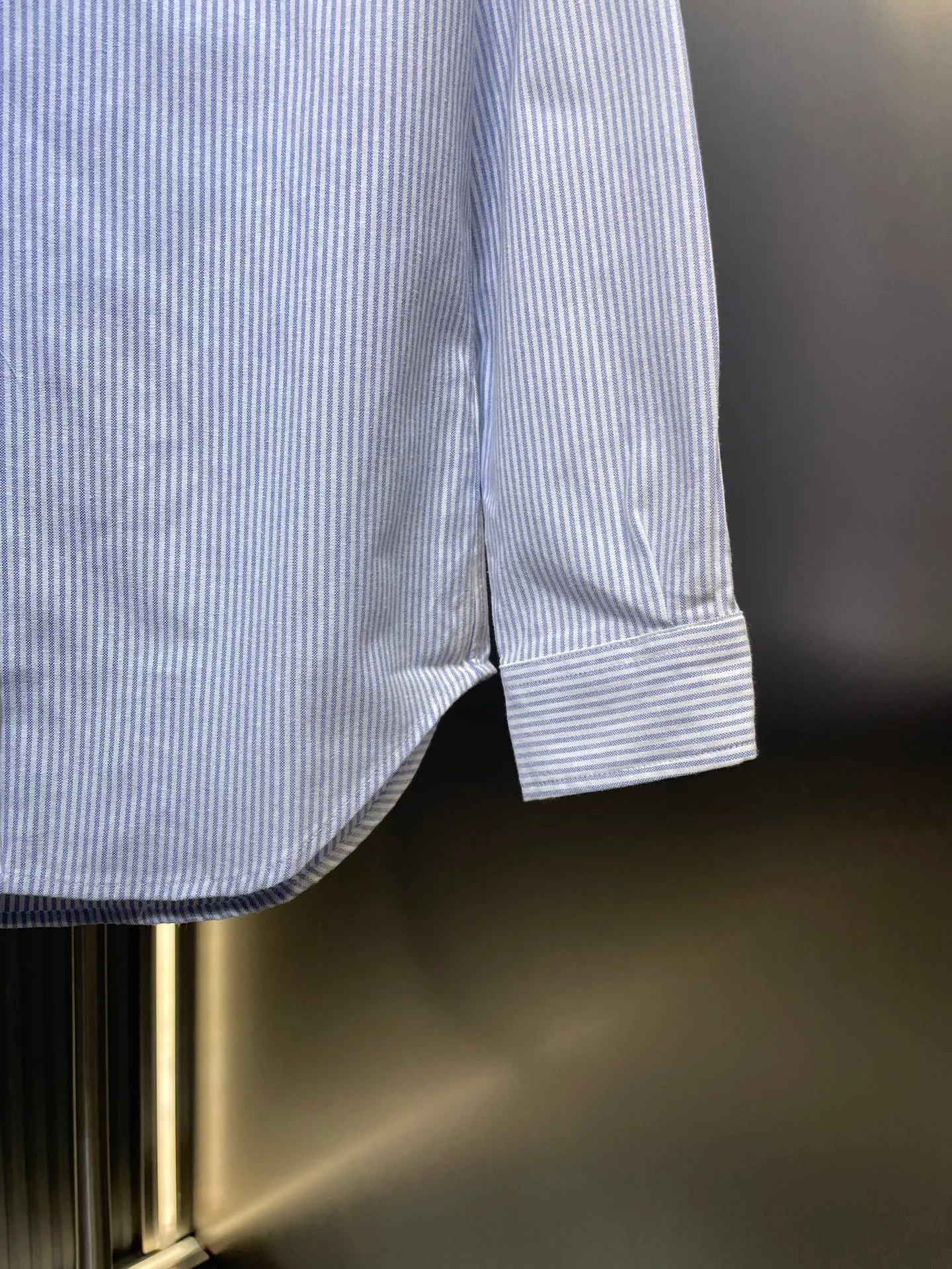 P370 Ral Lauren🌟Ralph Lauren Oxford woven striped logo embroidered buttoned lapel long-sleeved casual shirt, same style for men and women, comes with a sense of atmosphere, is comfortable and versatile, and has perfect texture. It is an exquisite style that walks between formal and casual! The classic official website without style classification is on sale. It is made of original pure cotton Oxford fabric, washed for ready-to-wear, skin-friendly and comfortable, with classic embroidered logo, invincible and versatile, suitable for both business and leisure! A complete set of original three-label accessories, 2 models of collar buttons, different currencies, and three spare buttons with a small amount left over from the original order! All fabric accessories are provided by customers! ! The details and craftsmanship are amazing! The QR code can be scanned! A wardrobe essential! The style is simple, stylish and casual! Super handsome upper body! Don’t miss it if you like it! Classic embroidered logo, versatile and suitable for both business and leisure!   size：xs-xl